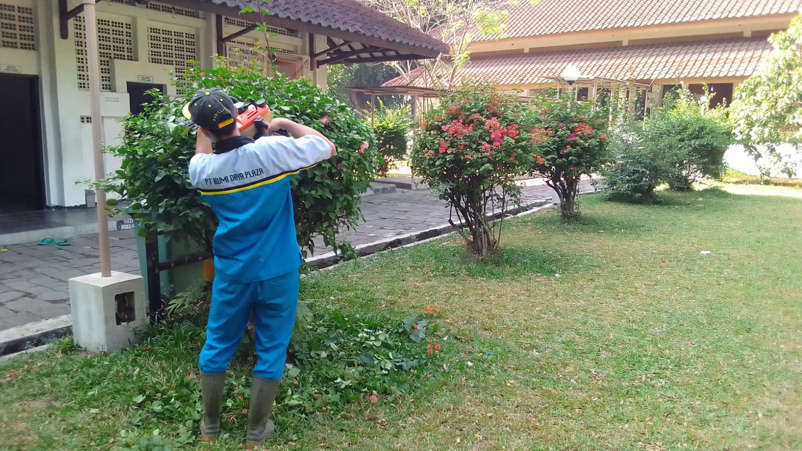 Foto Menjaga Kebersihan Masjid Al-Fithrah Pindad: Wujud Cinta kepada Rumah Allah
